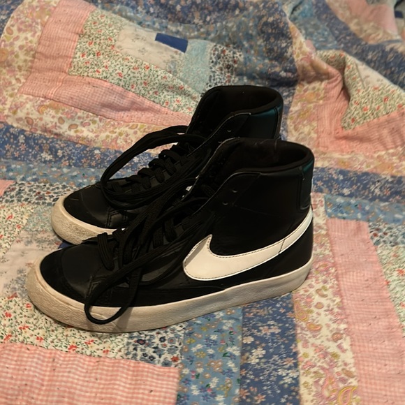 Nike black and white high tops. Size 5.5 Youth - Picture 2 of 6